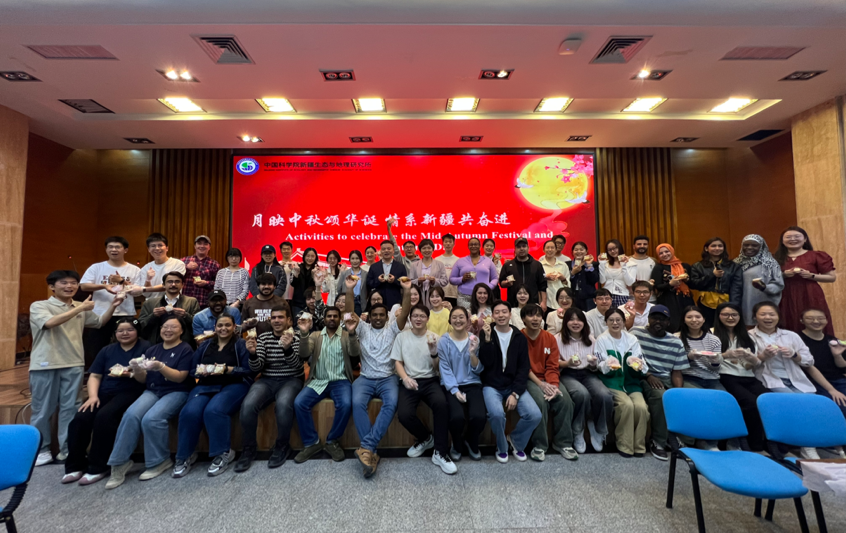 乐发Ⅱ2中外师生共庆双节，月映中秋情满华诞